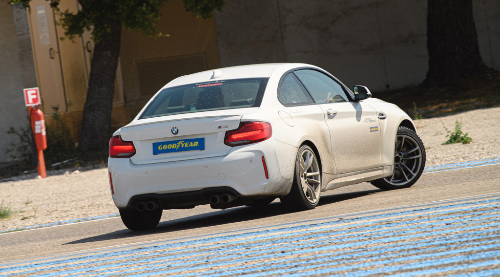 BMW M2 en glisse lors d'un Stage de Pilotage Glisse Drift en PACA (Castellet)